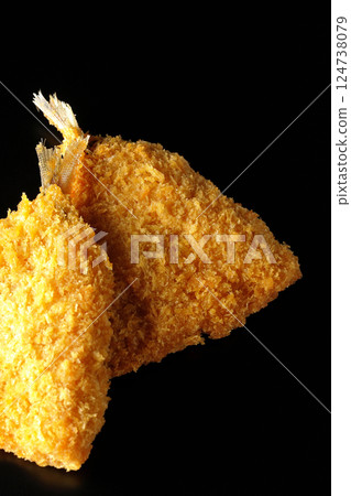 在黑色背景下拍攝的油炸竹莢魚 124738079