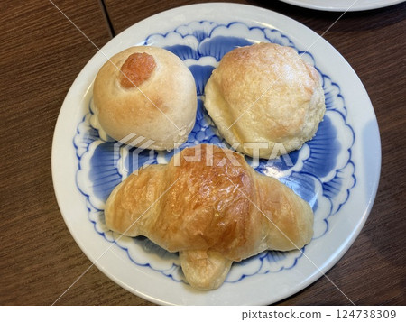 3種現烤麵包:明太子麵包、蜜瓜麵包、牛角麵包 3種現烤麵包:明太子麵包、蜜瓜麵包、牛角麵包 124738309