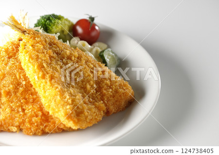 白色背景下拍攝的油炸竹莢魚 124738405