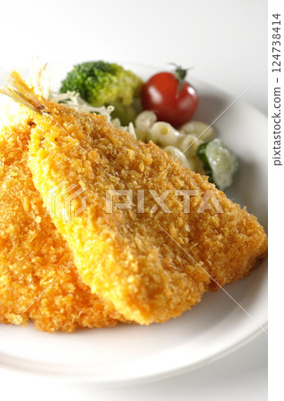 白色背景下拍攝的油炸竹莢魚 白色背景下拍攝的油炸竹莢魚 124738414