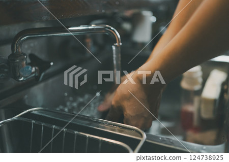 廚房 手 手邊 124738925