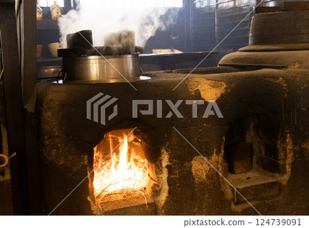 在爐子裡煮飯 124739091