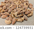 Maple mixed nuts snack 124739931