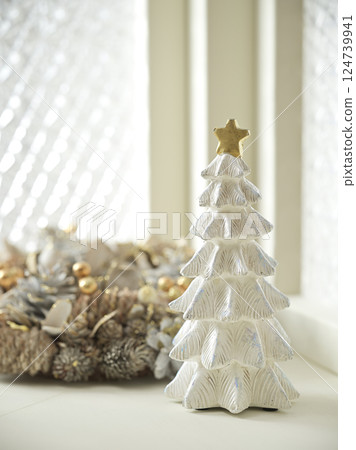 窗台上的聖誕裝飾品 窗台上的聖誕裝飾品 124739941