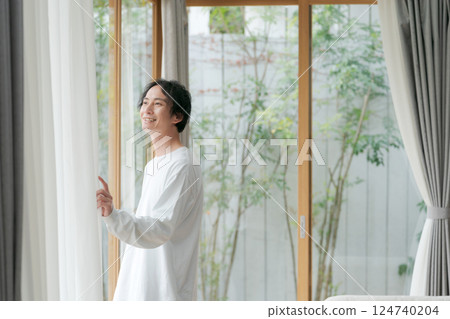 看著窗外的男人 124740204