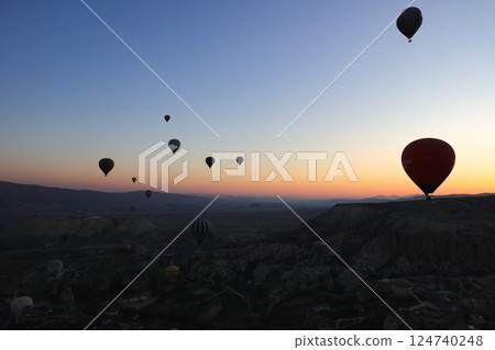 氣球漂浮在卡帕多西亞的黎明天空 124740248