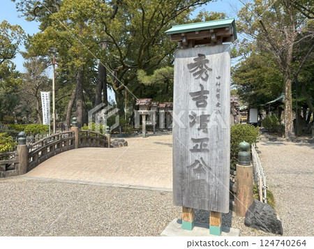 Toyokuni Shrine Entrance 124740264