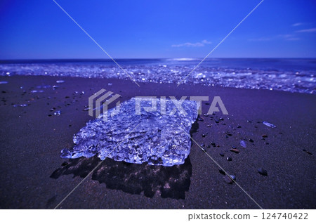 Transparent ice 124740422