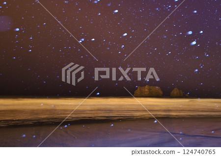 Powdery snow falls on Oyakoiwa Rocks 124740765