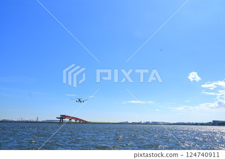 從東京大田區的京濱島翼公園眺望羽田機場 124740911