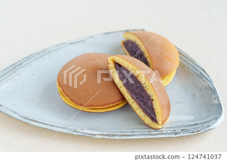 Dorayaki on a plate 124741037