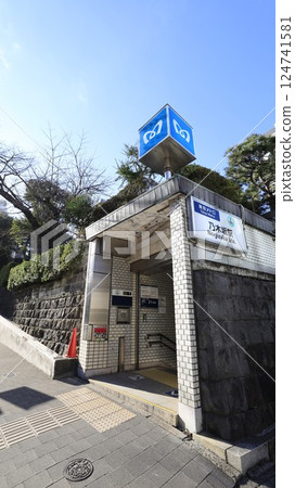 東京地鐵千代田線乃木坂站1號出口,與乃木神社直接相連 東京地鐵千代田線乃木坂站1號出口,與乃木神社直接相連 124741581