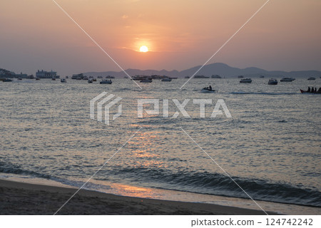 THAILAND PATTAYA BAY BEACH SUNSET 124742242