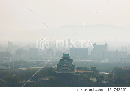 大阪、黃沙、來自中國的黃沙、三月、預示春天的黃沙、大阪城、大阪市的黃沙、黃沙抵達日本 大阪、黃沙、來自中國的黃沙、三月、預示春天的黃沙、大阪城、大阪市的黃沙、黃沙抵達日本 124742361
