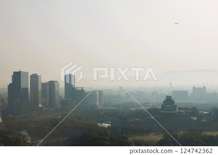 大阪、黃沙、來自中國的黃沙、三月、預示春天的黃沙、大阪城、大阪市的黃沙、黃沙抵達日本 大阪、黃沙、來自中國的黃沙、三月、預示春天的黃沙、大阪城、大阪市的黃沙、黃沙抵達日本 124742362