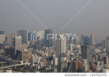 大阪、黃沙、來自中國的黃沙、三月、預示春天的黃沙、大阪城、大阪市的黃沙、黃沙抵達日本 大阪、黃沙、來自中國的黃沙、三月、預示春天的黃沙、大阪城、大阪市的黃沙、黃沙抵達日本 124742378