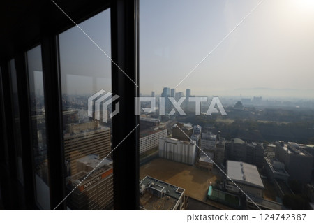 大阪、黃沙、來自中國的黃沙、三月、預示春天的黃沙、大阪城、大阪市的黃沙、黃沙抵達日本 大阪、黃沙、來自中國的黃沙、三月、預示春天的黃沙、大阪城、大阪市的黃沙、黃沙抵達日本 124742387