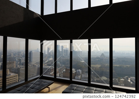 大阪、黃沙、來自中國的黃沙、三月、預示春天的黃沙、大阪城、大阪市的黃沙、黃沙抵達日本 124742392