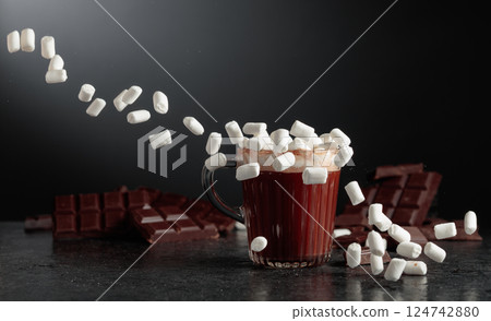 Hot chocolate with mini marshmallow in a glass mug. 124742880