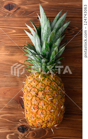 新鮮鳳梨（木紋背景） 124743063