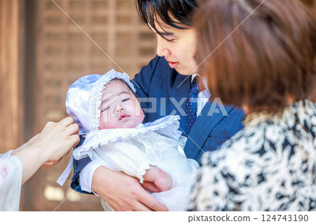 一家人穿著禮服參拜神社 124743190