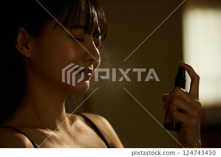 暖色調下拍攝的年輕女性的護膚圖片 暖色調下拍攝的年輕女性的護膚圖片 124743450