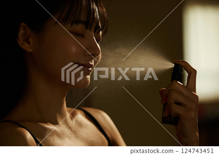 暖色調下拍攝的年輕女性的護膚圖片 暖色調下拍攝的年輕女性的護膚圖片 124743451