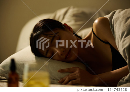 Beauty image of a young woman photographed in warm tones 124743528