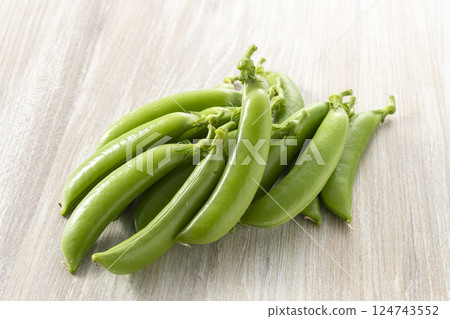 Fresh and delicious snap peas 124743552