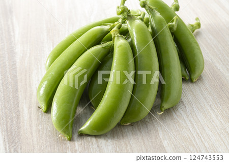 Fresh and delicious snap peas 124743553