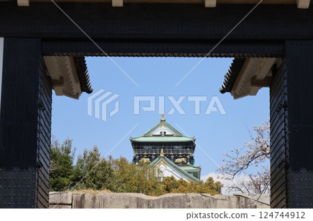 大阪城、櫻花公園、櫻花盛開的大阪城、大阪城上盛開的櫻花、大阪城的春日景色、大阪城櫻花故事 124744912