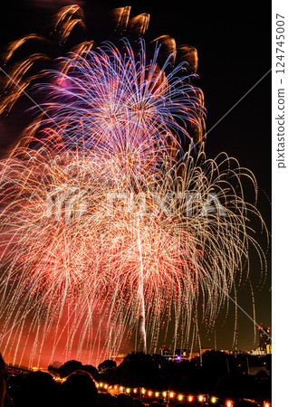 Scenes from the famous Todabashi Fireworks Festival and Itabashi Fireworks Festival 124745007