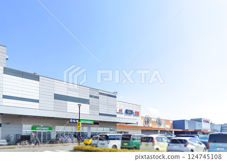 Large Shopping Mall 124745108