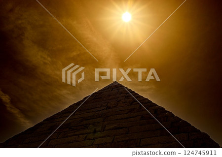 金字塔輪廓和閃耀的陽光 金字塔輪廓和閃耀的陽光 124745911