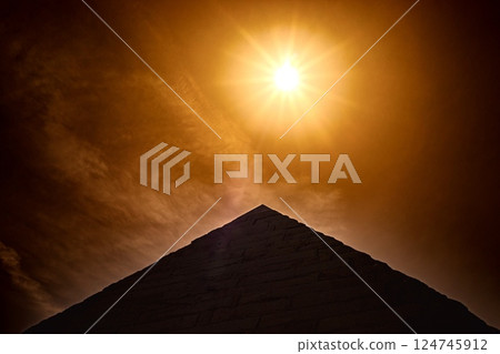 金字塔輪廓和閃耀的陽光 金字塔輪廓和閃耀的陽光 124745912