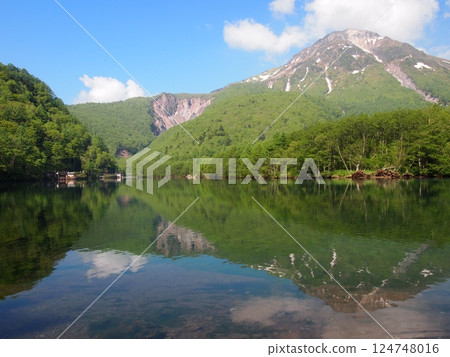 北阿爾卑斯山倒映在水面上 124748016
