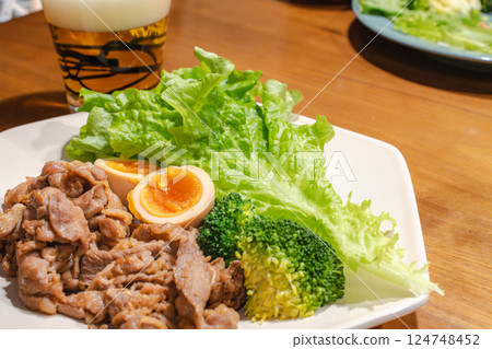 搭配啤酒享用的豬肉小點心拼盤 搭配啤酒享用的豬肉小點心拼盤 124748452