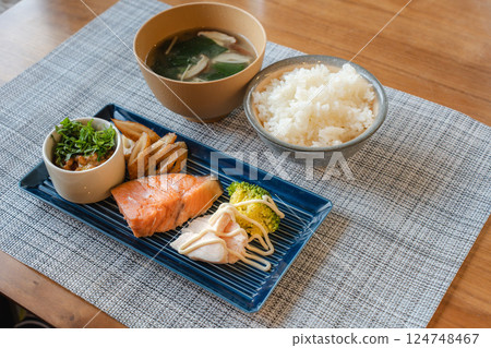 烤鮭魚和納豆早餐盤 124748467