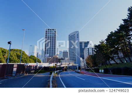 Tokyo: Kiikuni-zaka and Akasaka streets 124749023