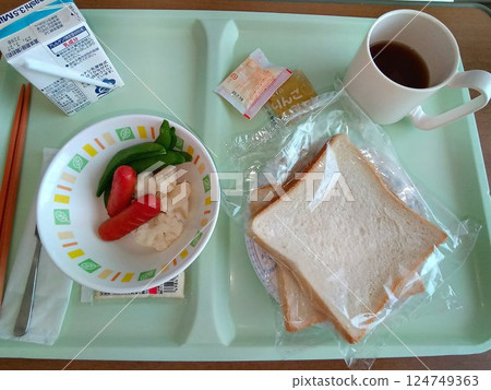 Food is medicine! Supporting treatment through meals... "Hospital food" breakfast during hospitalization 124749363