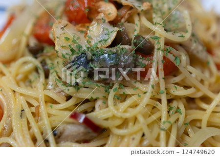 櫻桃番茄蒜蓉意麵 124749620