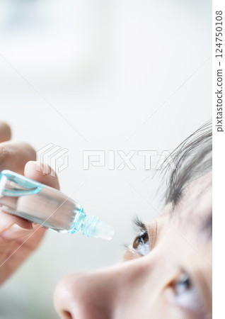 代表眼藥水的婦女 124750108