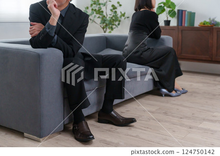一對夫妻吵架 一對夫妻吵架 124750142