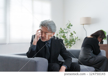 A couple fight 124750143