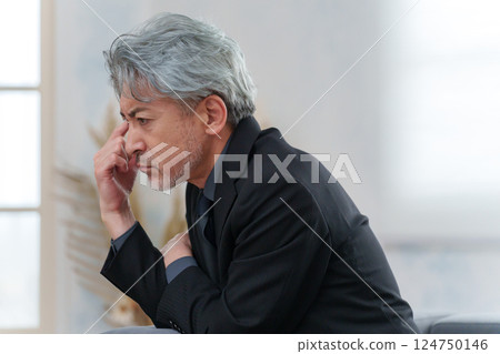 思考中間男性 思考中間男性 124750146