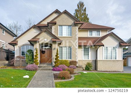 Nicely landscaped front yard of luxury residential house 124750219