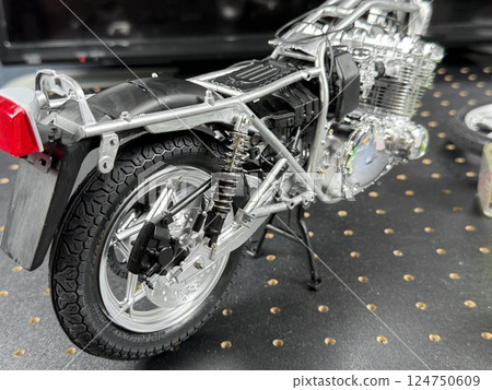 Let's make a large plastic model motorcycle 124750609