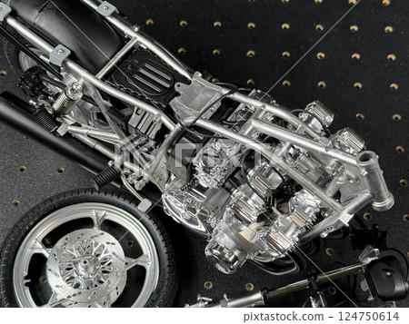 製作大型塑膠模型摩托車 124750614
