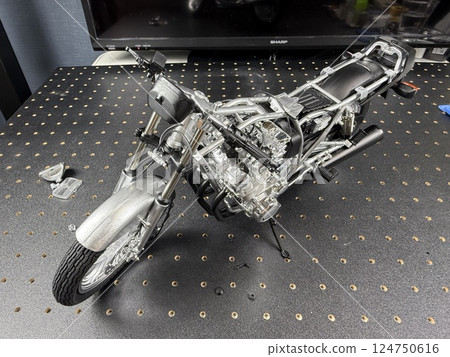 製作大型塑膠模型摩托車 124750616