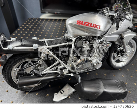 Let's make a large plastic model motorcycle 124750620